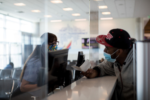 southwest-airlines-installed-plexigals-at-gate-counters-helpi
