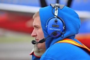 Pushback-driver-communicates-with-the-Captain-prior-to-departure