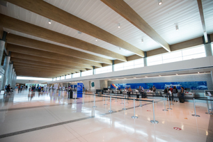 southwest-airlines-has-airport-signage-and-floor-markers-to-enco