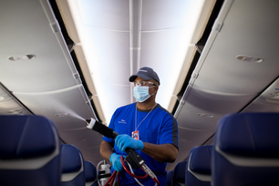 southwest-airlines-aircraft-cleaning-process-features-an-electro