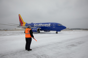 southwests-ramp-agent-marshalling-aircraft-in-the-snow-at-dal